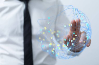 Ağ Küresi 'ni Gösteren İşadamı: Küresel Teknoloji Kavramları Bağlanıyor