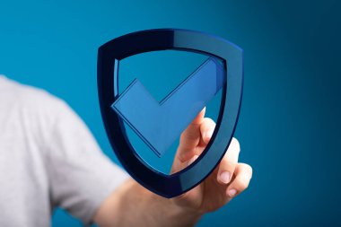 İşaretli dijital kalkana dokunmak, siber güvenlik kavramı