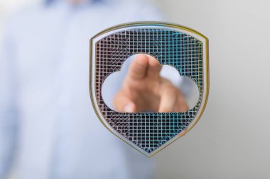 Kalkan, el teması ve dijital korumalı bulut veri güvenliği kavramı