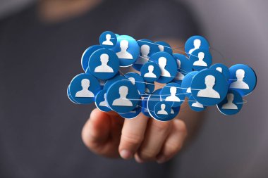 Bağlı ağ konsepti insan siluetleri mavi dairelerde bağlantıları olan