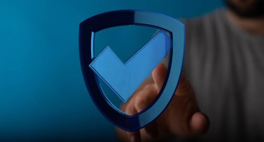 Güvenlik Denetimi İşaretli Dijital Kalkanları Tutan Kişi