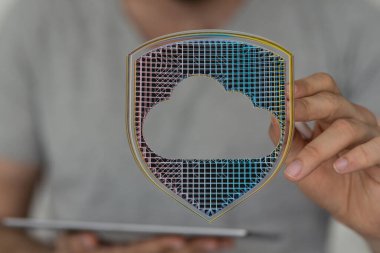 Elinde dijital kalkan olan bulut veri güvenliği kavramı