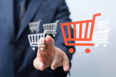 Online alışveriş konsepti, alışveriş arabası ikonlarına dokunuyor.