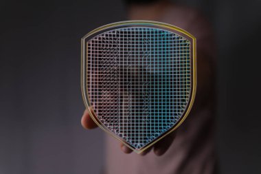 Verileri korumak için elde tutulan soyut dijital kalkan