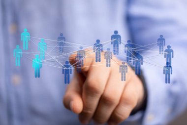 Dijital insanları işaret eden el ile insan ağı bağlantısı