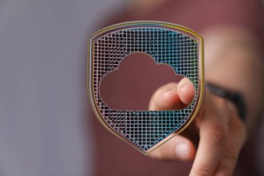 Bulut veri güvenliği kavramı: Bulut sembolünü koruyan el ele tutuşma kalkanı