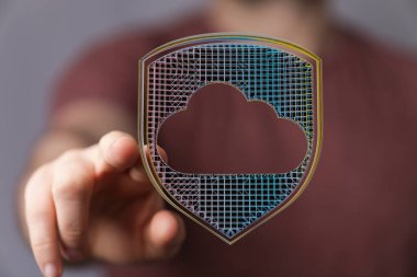 Elinde dijital kalkan ve veri koruması olan bulut veri güvenliği kavramı