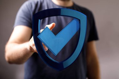 Adam kalkana işaretli, güvenlik ve onay konseptiyle dokunuyor..