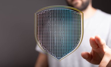 Verileri dijital kalkan, siber güvenlik konsepti ve güvenlik ile koruyan adam