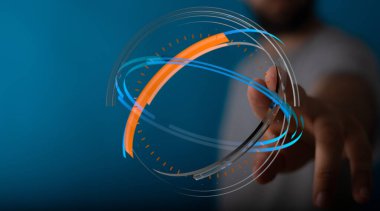 İnsan parlayan dijital dünya teknolojisi konseptiyle etkileşime geçiyor.