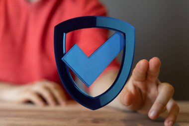 Kalkan sembolü kavramına ulaşan dijital veri elleri korunuyor