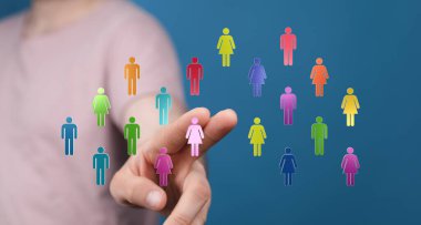 Takım çalışmasını ve iletişimi temsil eden renkli insan simgeleri.