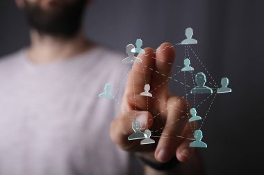 Ekranda dijital sosyal ağ kavramı ile etkileşime giren adam