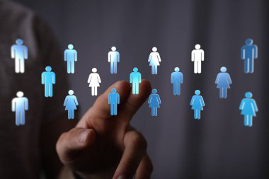 Teknolojiyi temsil eden bir parmak ile birbirine bağlı insan ağı simgeleri