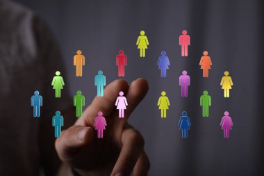 Sosyal medya bağlantısını ve teknolojiyi temsil eden bağlı insanlar simgeleri