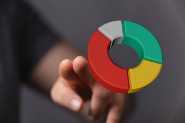 Renkli pasta grafiği, iş başarısını ve analitiği temsil ediyor