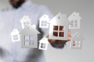 Ev kesimi tutan adam, emlak yatırımı konsepti, mülk satın alma.