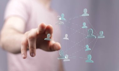 Dijital sosyal ağ arayüzüne dokunmak bağlantı konseptini resmetmek