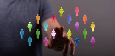 Toplumu temsil eden renk figürleriyle dijital sosyal ağ arayüzüne dokunmak