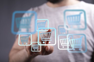 Ekommerce için online alışveriş arabası simgesi seçen adam