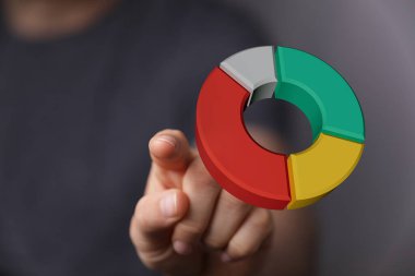 Kişi El Gösterimi 3D Pasta Çizelgesi: İş ve Finans Konsepti