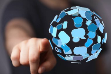 3B balon konuşma simgesi, dijital iletişim konseptini gösteren kişi