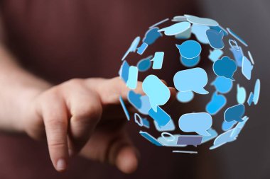 Konuşma baloncukları küresi ile dijital iletişim ve küresel bağlantı kavramı
