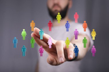 Bağlantı ve küresel takım çalışmasını temsil eden dijital insan simgelerini gösteren adam