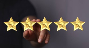 5 altın yıldız tutan kişi, derecelendirme ve başarı konsepti.