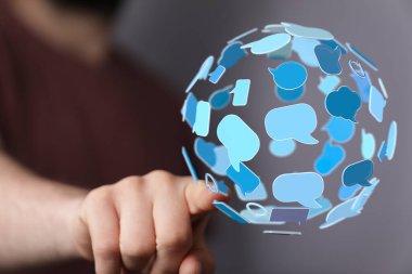 Elle gösterilen etkileşim konsepti ile dijital iletişim küresi