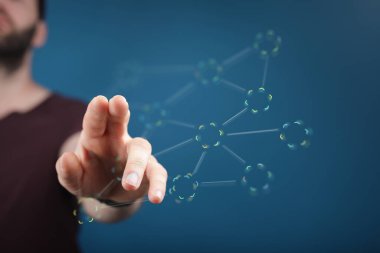 Dijital Ağ Bağlantısıyla Etkileşen Adam