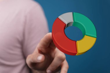 Piyasa veri analizi için 3D pasta grafiği tutan iş analisti