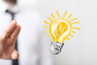 Parlak Fikirler: El Tutuşan Parlayan Ampul Kavramı