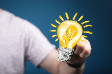 El Çizimi Parlak Ampul Fikri