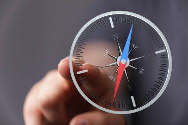 Pusulayı işaret eden birini yakından çek.