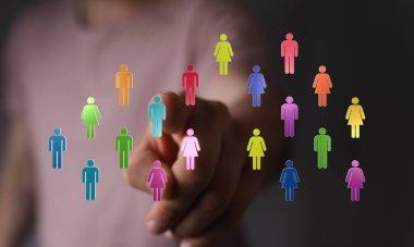 Değişik insanlardan oluşan dijital ağ geleceğe doğru bağlanıyor, dokunuyor ve işaret ediyor.