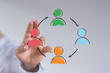 Bağlı takım çalışması kavramı ile insan simgelerine elle dokunmak