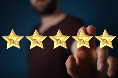Beş altın yıldız müşteri değerlendirmesi ve olumlu geri bildirim