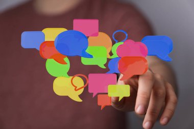 Renkli İletişim Baloncuk Simgeleri İnsanın Elindeki Parmağa Dokunuyor