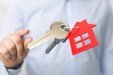 Kırmızı Ev Anahtarlığı olan Kişi Tutma Anahtarları, Ev Sahibi Konsepti