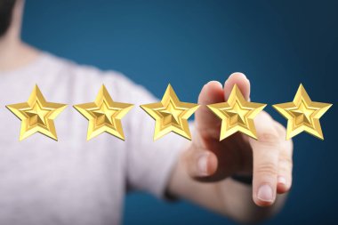 Not Beğeni Konsepti Olarak Dört Altın Yıldızı Gösterme