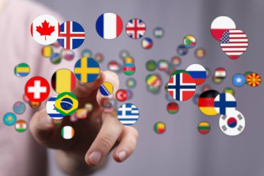 Uluslararası bayraklara dokunmak, küresel bağlantıları ve dünyayı temsil etmek..