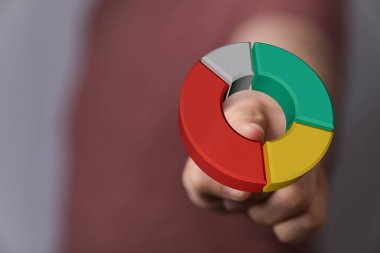 Veri ve Analiz Sunan 3D Pasta Çizelgesi Tutan Kişi