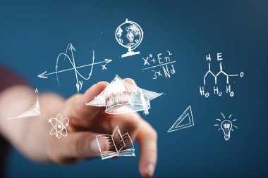 Eğitim ve Bilim Simgeleriyle İnsan Elleri Dijital Ekrana Dokunuyor