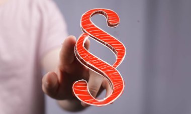 Elle Dokunma Sayısal Paragraf Sembolü Adalet ve Düzenlemeyi Temsil Ediyor