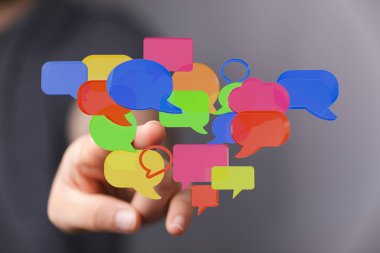 Sosyal Medya Pazarlaması İçin Renkli İletişim Kabarcıkları Simgelerine El Gösterimi