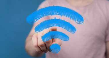 İnsan eli, dijital bağlantıyı temsil eden kablosuz ağ sembolünü etkinleştiriyor