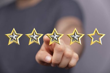 Yıldız reytinglerine bakan kişinin eli, müşteri memnuniyeti