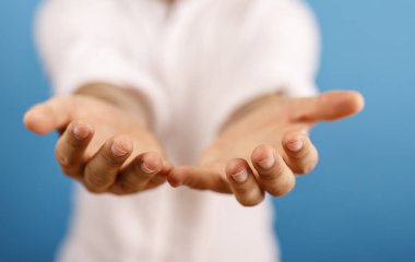 Avuç içi jesti, kabul etmeye hazır, el uzatma, yardım konsepti.