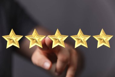 Altın 5 yıldızı işaret ederek mükemmel tatmin kavramı